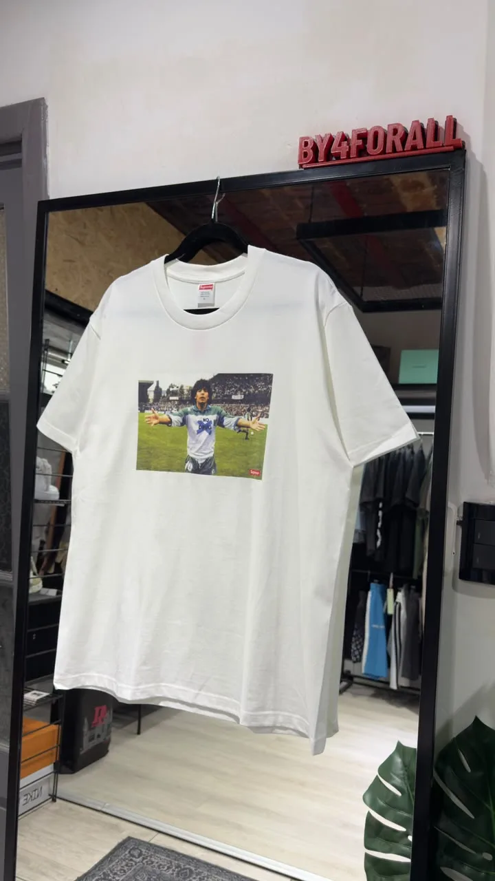 Supreme Remera Supreme Maradona blanca — Remeras