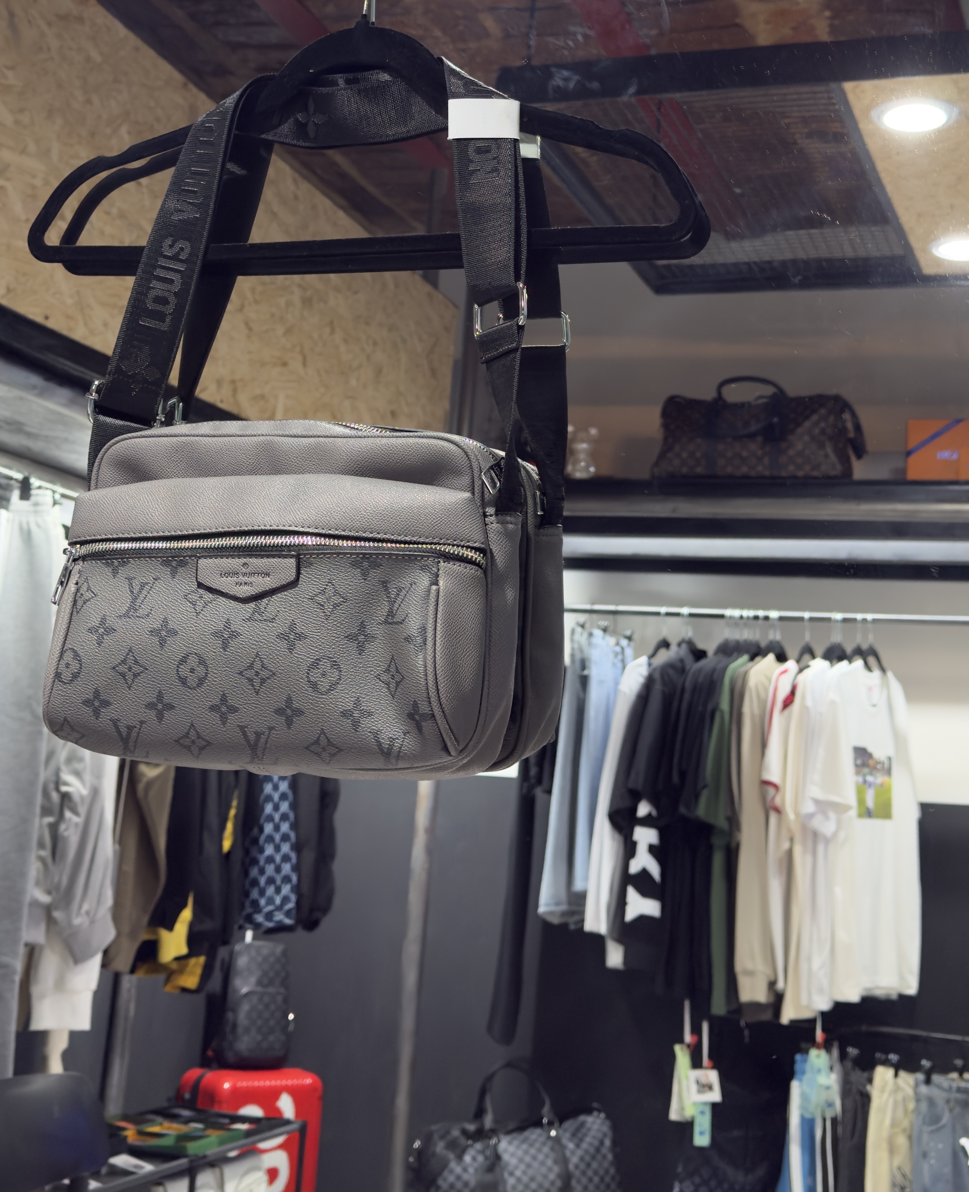 Louis Vuitton Morral Louis Vuitton gris — Morrales