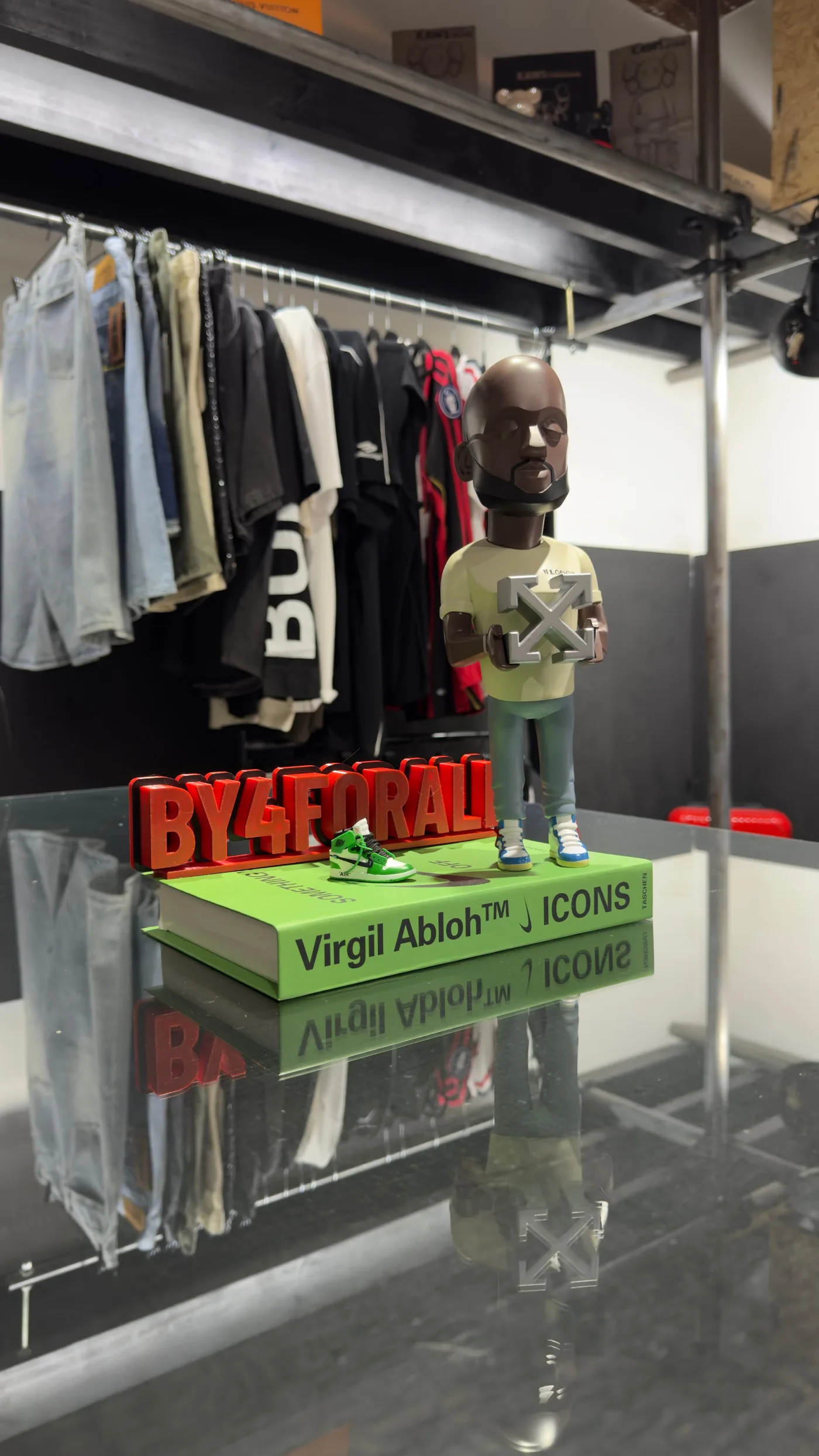 Off-White Muñeco Virgil Abloh — Decoración