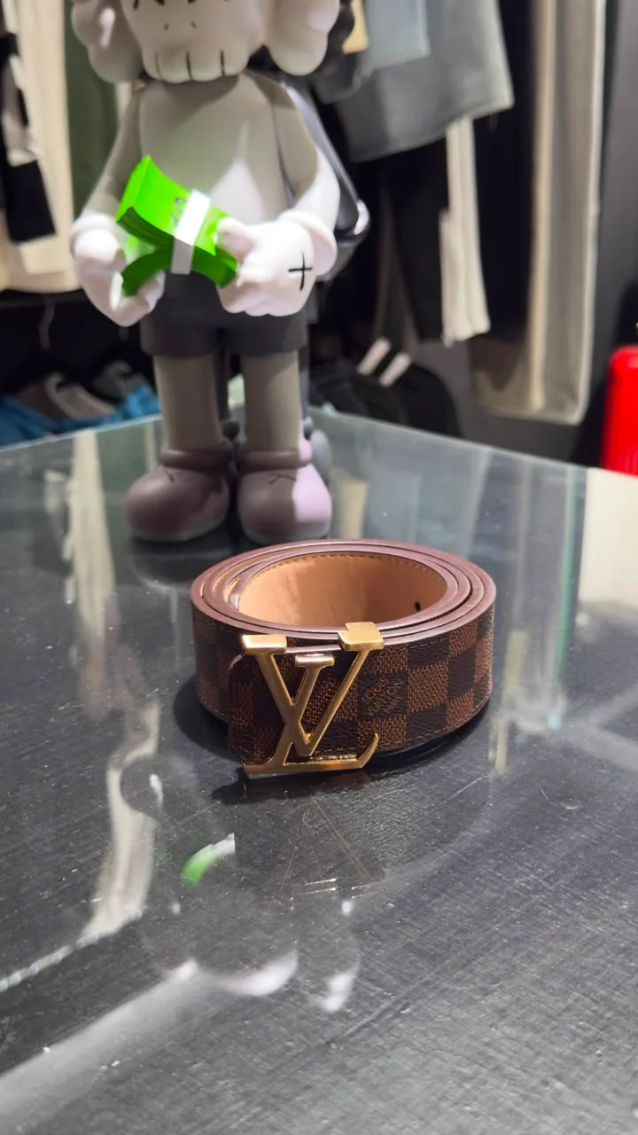 Louis Vuitton Cinturón Louis Vuitton marrón — Accesorios