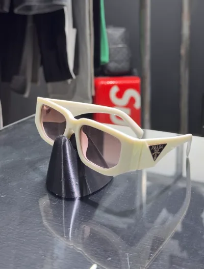 Prada Anteojos Prada blancos con logo y lente marrón — Accesorios