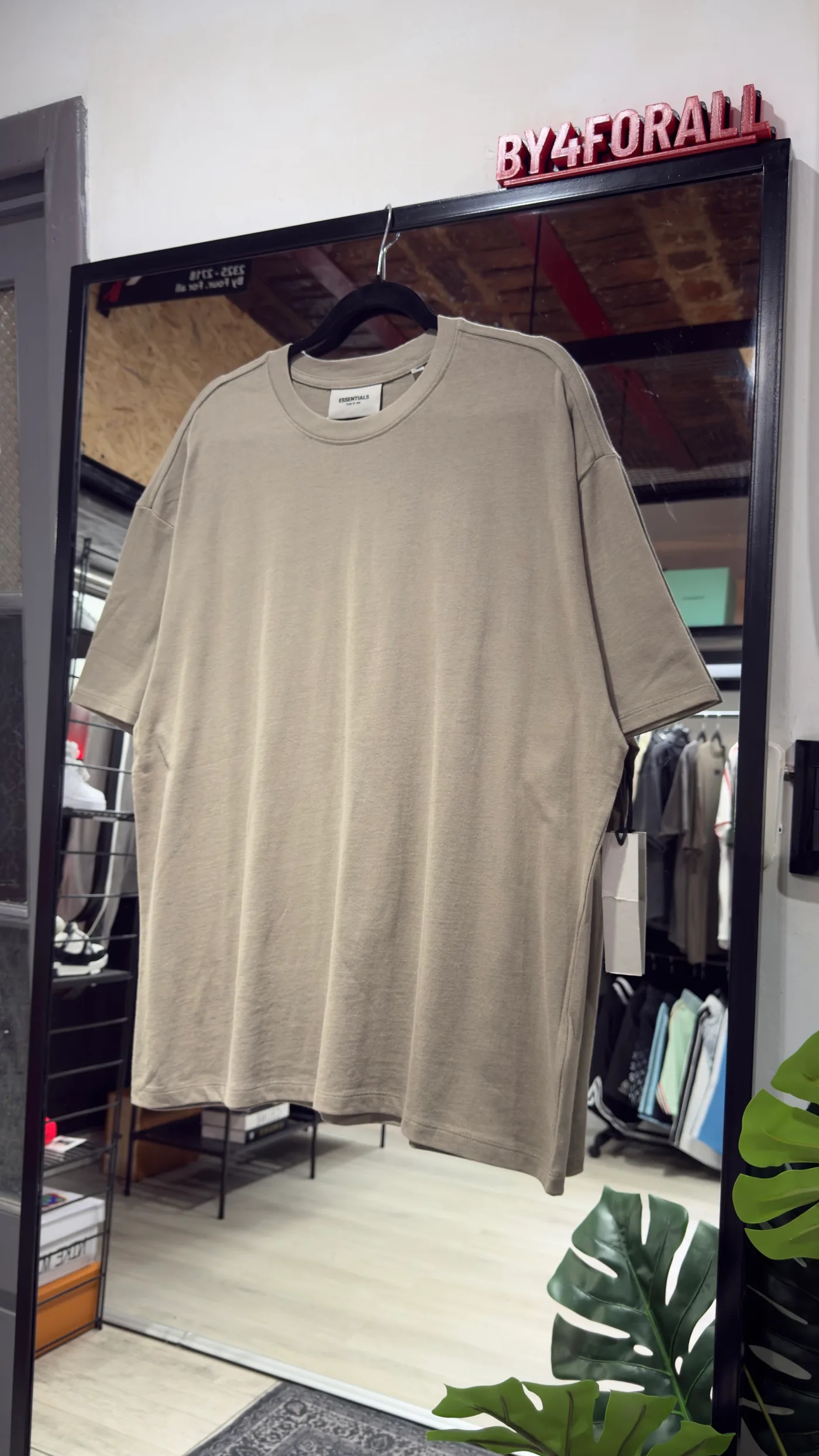 Essentials Remera Essentials marron — Remeras