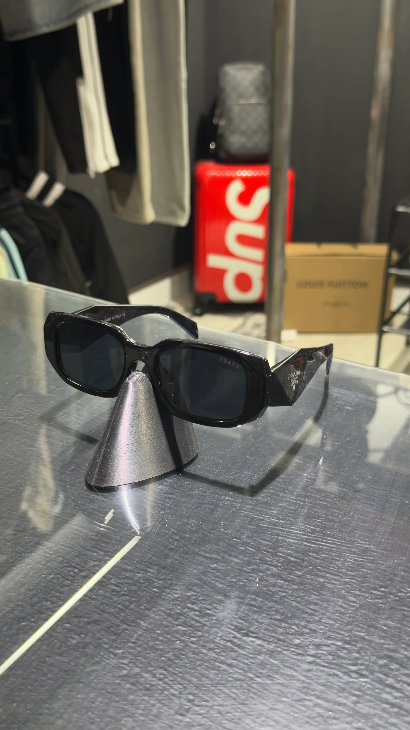 Prada Anteojos Prada negros — Accesorios