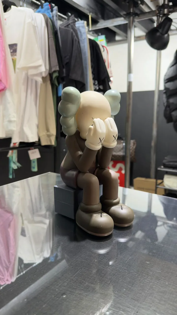 Kaws Muñeco Kaws sentado gris/marron — Decoración
